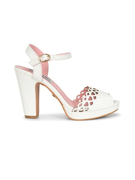 Kom i rigtig sommerstemning med de her hvide smukke Melita højhælede sko