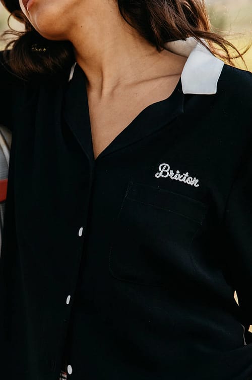 Brixton Bunker Block boyfriend skjorten er virkelig lækker kortærmet retro-inspireret bowlingskjorte i smuk sort viskosesatin