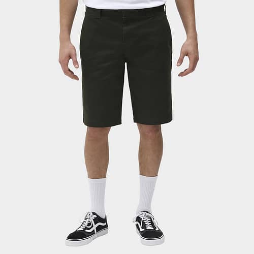 Dickies Slim Fit shorts i Olivengrøn er en opdateret udgave den klassiske Dickies-stil med en slim fit og regelmæssig længde, der sidder i taljen