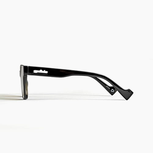 Szade Ellis i signaturfarve Elysium Black har et nyt  udtryk på det essentielle firkantede solbrille med banebrydende overlejringslinser.