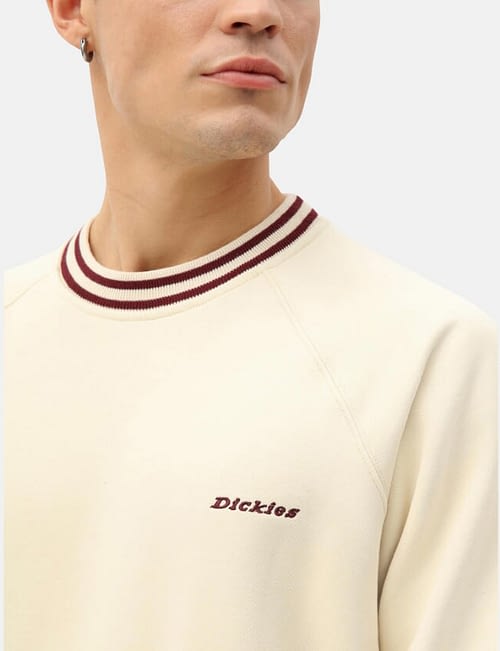 Dickies Pierre Part Sweatshirt er en lækker klassisk beige sweatshirt med ribkanter med striber i bordeuxrød