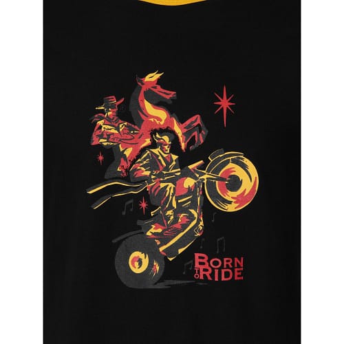 Flot sort t-shirt med et 1950'er inspireret hest- og motorcykelmotiv og et "Born to ride" slogan. Klassisk ringerstil med gule kontrastfarvet ribkanter på hals og ærmer