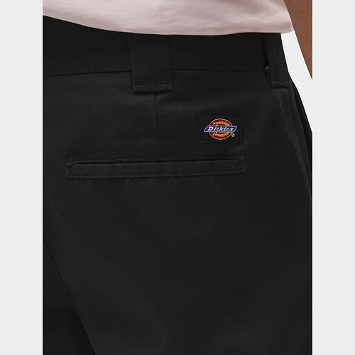 Dickies Slim Fit shorts i sort er en opdateret udgave den klassiske Dickies-stil med en slim fit og regelmæssig længde, der sidder i taljen.