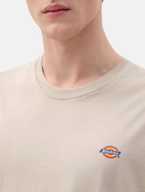 Klassisk Dickies t-shirt i Sandstone med diskret Dickies logo trykt på brystet