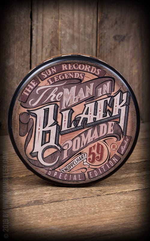 Denne specielle udgave "The man in black" pomade er en hyldest til Johnny Cash, den giver et meget stærkt hold, er rød og har en blomstrende duft af honning