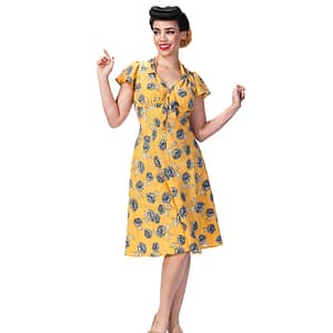 Pretty Tea kjole i flot gul med blomster og med en smuk sweetheart halsudskæring med bindebånd
