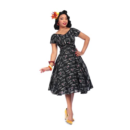 Smuk retro-inspireret sort kjole med det fineste retro 50'er print