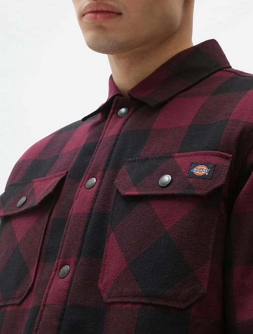 Dickies ikoniske ternede flannelskjorte er her opdateret med et superblødt sherpa -foér.