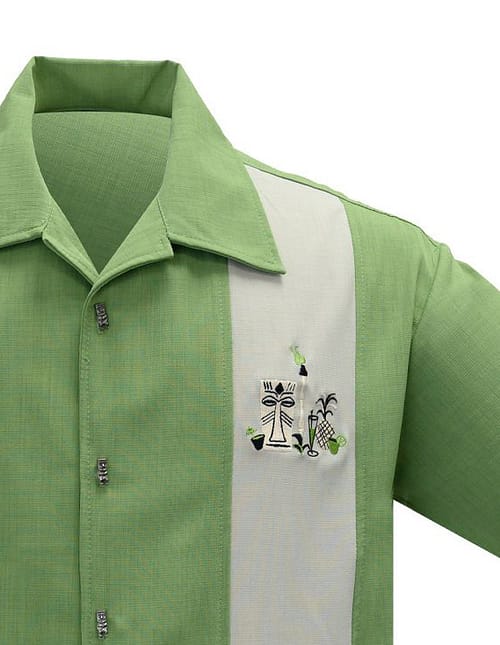 En virkelig flot lysegrøn og med cremehvide paneler button up klassisk vintage-inspireret kortærmet skjorte fra Steady med broderet tikimotiv og tiki-knapper