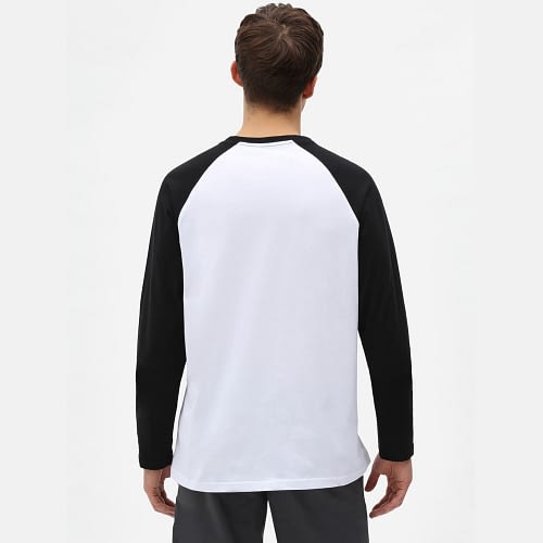 Dickies Cologne Baseball er en langærmet t-shirt, med sorte kontrast farvede raglanærmer