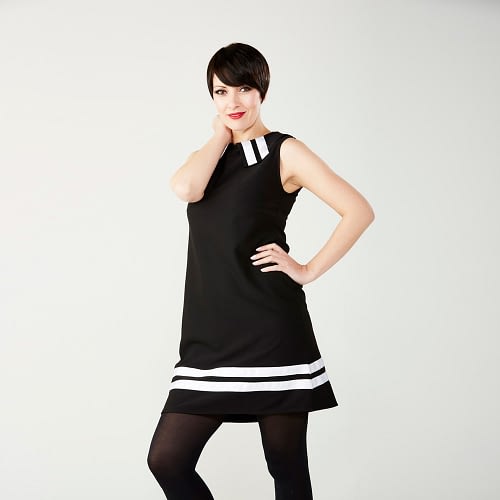 Den klassiske Mod kjole i 1960’er stil - sort med to hvide striber på kraven og underkanten