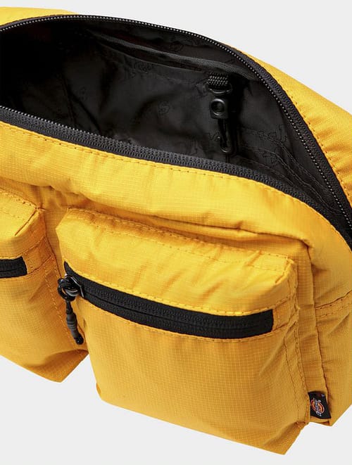 Dickies Apple Valley er en slidstærk bæltetaske. Denne afslappede taske er fremstillet i slidstærkt poly ripstop-stof