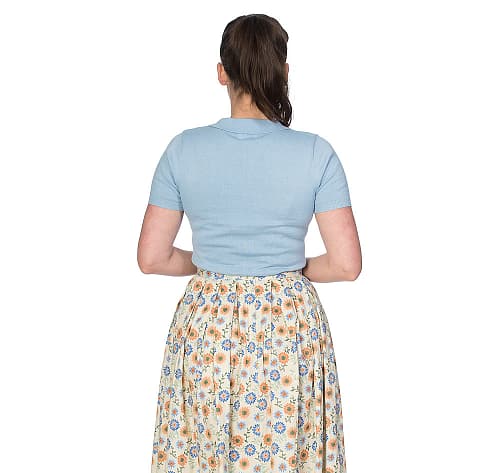Fintstrikket lyseblå bluse i klassisk polo stil