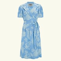 En smuk klassisk 40’er stil slå-om kjole i lyseblå med fint Hawaii blomsterprint