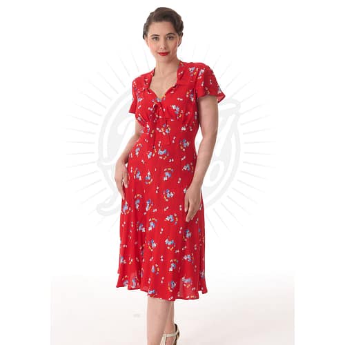 Dette er en fabelagtig kjole i flot rød med små fine blomster