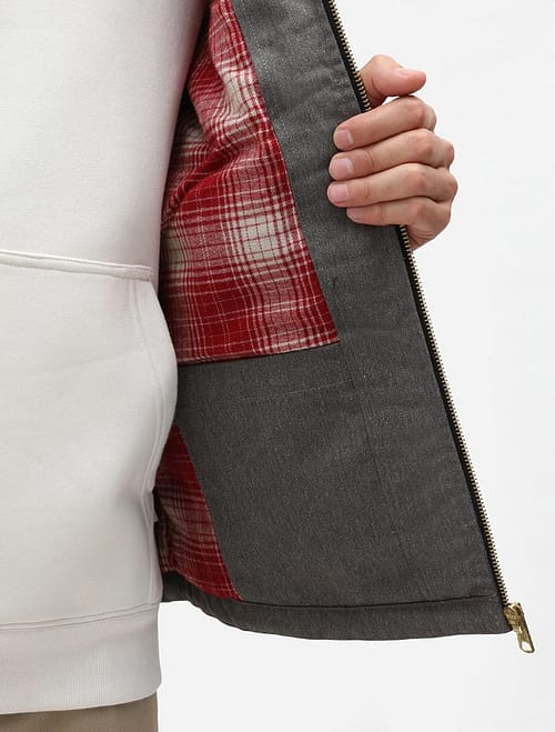 Dickies Pedro Bay jakken er en klassisk jakke, med et varmt quiltet gråt ydre og med et lækkert og flot ternet flannelfoer
