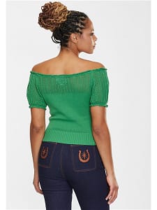 Paula top er en klassisk, strikket grøn vintage-inspireret top, der er alsidig og kan blive båret med ethvert outfit.
