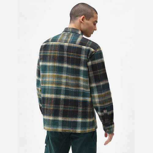 Dickies Nimmons er en lækker langærmet grøn-ternet flannelskjorte til mænd, inspireret af klassisk arbejdstøj