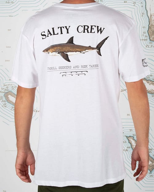 Salty Crew - Bruce t-shirt i hvid med et flot print af en haj og logo foran og et stort bagpå