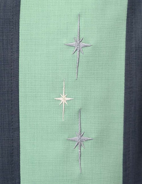 Dobbelt panel vintage inspireret button-up skjorte i koksgrå med mintgrønne paneler og broderede retro stjerner