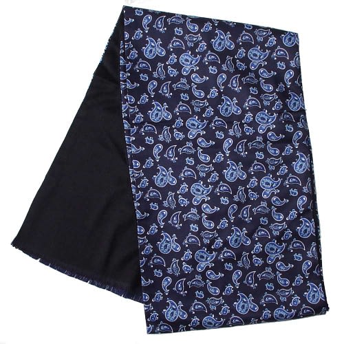 En klassisk Mod tørklæde med et flot paisley mønster i blå farver