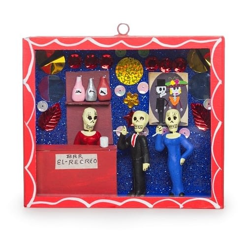 Det fineste håndlavede diorama med en mexicansk bar i en rød yderæske. En flot udsmykning til Day of the Dead Alteret.