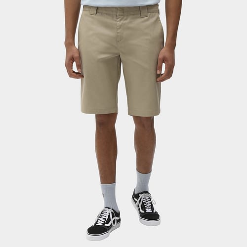Dickies Slim Fit shorts i Khaki er en opdateret udgave den klassiske Dickies-stil med en slim fit og regelmæssig længde, der sidder i taljen