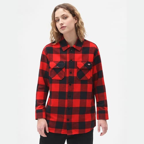 Den klassisk ternede Sacramento flannel skjorte i sorte og røde tern fra Dickies med logo patch