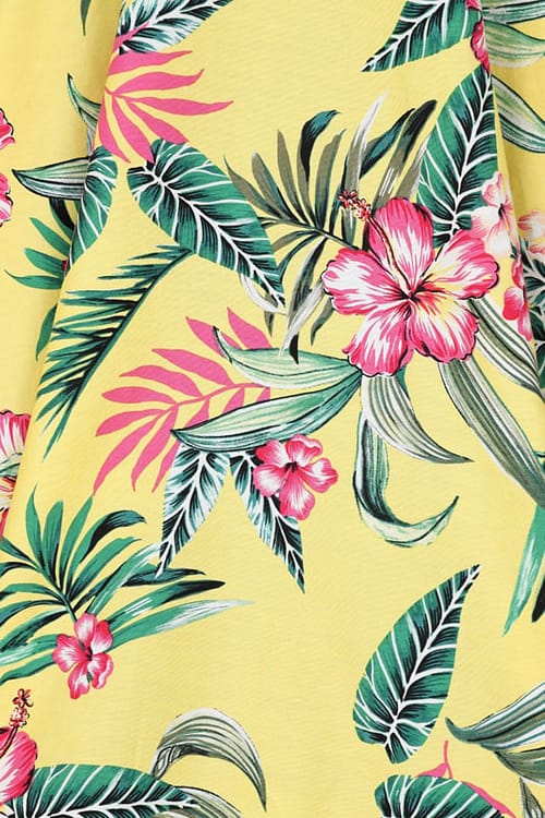 50'er fuld cirkel-nederdel i bomuld med Hawaii print. Pink Hibiscusblomster på en gul bund.