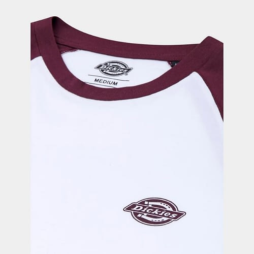 Dickies Youngsville Baseball er en langærmet t-shirt, med kontrast farvede raglanærmer detaljer og et Dickies logo på venstre bryst.