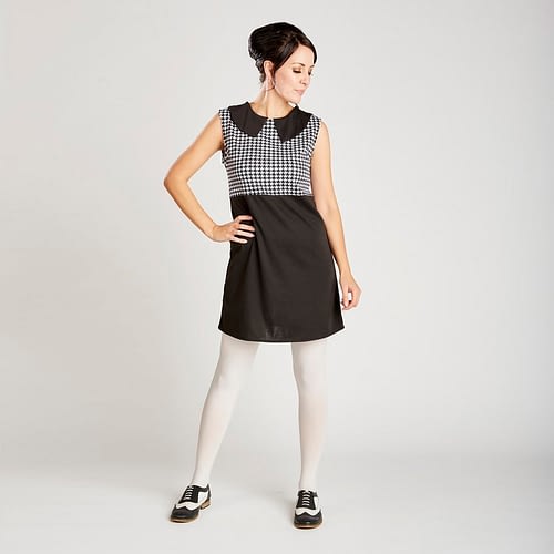 Kjole i 60’er-stil med houndstooth-printet top med sort krave og sort underdel