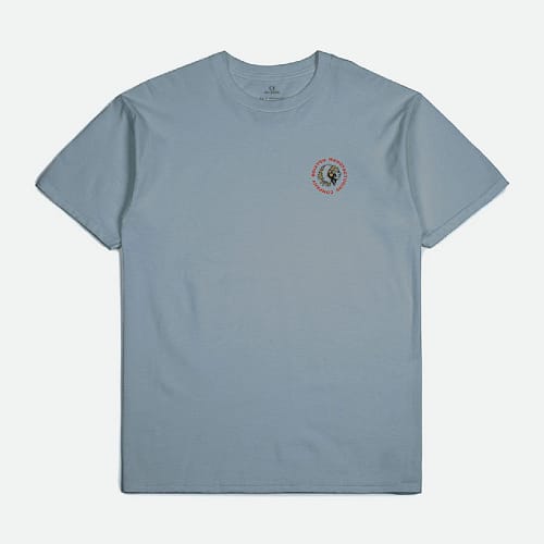 Brixton Rival Stamp t-shirt i gråblå med en lille høvding og tekst og i stort bagpå