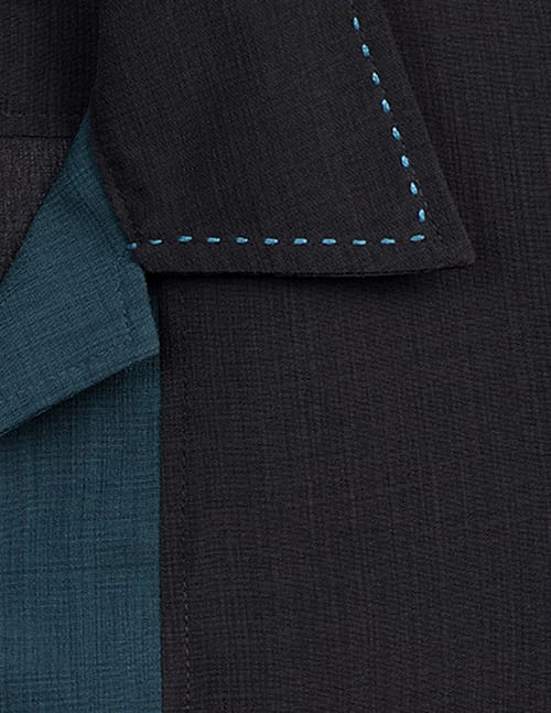 Button Up skjorte fra Steady Clothing med petroleumsblåt midterpanel og kontraststikninger på kraven
