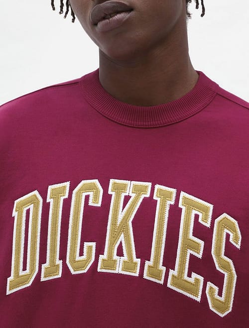 Dickies Aitkin sweatshirt i mørkerød er en klassisk sweatshirt til mænd med rund hals