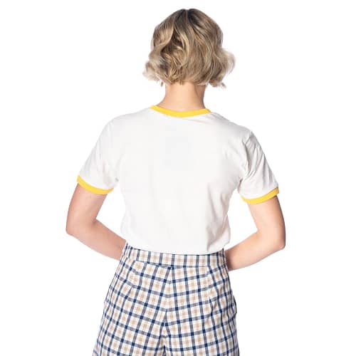 T-shirt i hvid med gule kanter på ærmerne og hals og retroinspireret print