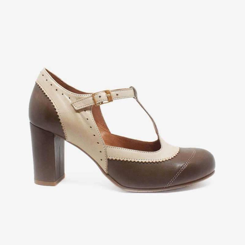 Vidunderlig brun og beige Ada pinup t-rem sko fra spanske La Veintinueve. De er lavet brunt og cremefarvet blødt med rund tå og en hæl på 7,5 cm