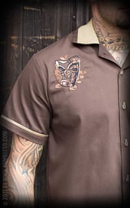 Lækker brun og beige bowlingskjorte med et virkelig stort, flot og detaljeret broderi på ryggen