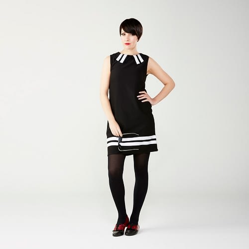 Den klassiske Mod kjole i 1960’er stil - sort med to hvide striber på kraven og underkanten