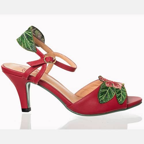 April Love er en fine røde vintage inspireret sandaler med flot broderet Hibiscus foran