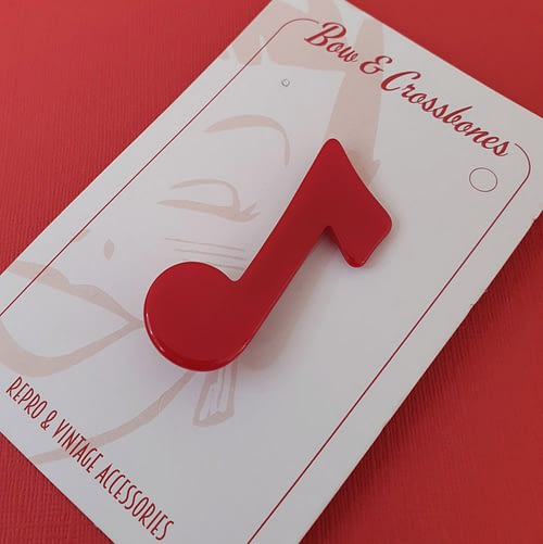 Dolly Music Note er en fin broche med en rød node i resin.