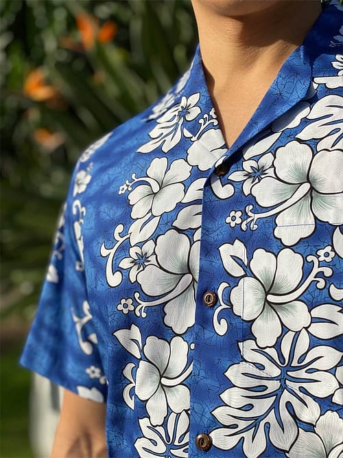 Flot Hawaii skjorte i blå med hvide Hibiscusblomster ranker