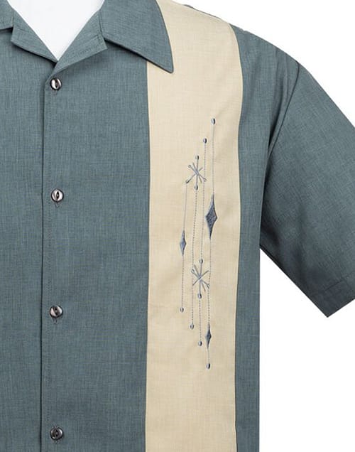 Klassisk stilet Button Up skjorte fra Steady Clothing i gråblå med 2 beige paneler og flot retrobroderi på venstre bryst