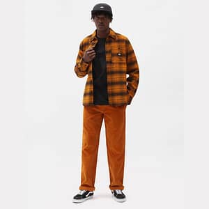 Dickies Evansville Skjorte Pumkin Spice er en lækker langærmet orange-ternet flannelskjorte til mænd, inspireret af klassisk arbejdstøj