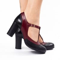 Vidunderlig rød og sort Ada Pinup t-rem sko fra spanske La Veintinueve. De er lavet i sort og vinrødt blødt læder med en rund tå og en hæl på 7,5 cm
