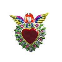 Farverigt mexicansk hjerte med engel i tin til dekoration. Disse hjerter er håndlavet i Mexico og er lavet af tin.