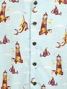 David Nautical Wonder er en lyseblå skjorte med et fantastisk håndtegnet print af fyrtårne, delfiner og galioner