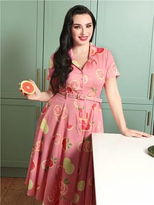 Collectif Caterina Swing er en klassisk skjortekjole, her i en flot pink med grapefrugter på