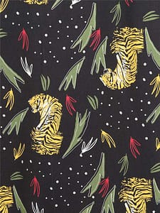 Collectif David 50s Tiger skjorte er en vintageinspireret sort skjorte med print af en tiger med grønne og røde blade og hvide stjerner
