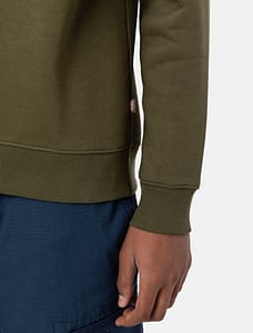 Dickies Oakport-sweatshirten i militærgrøn er en klassisk sweatshirt med en normal pasform