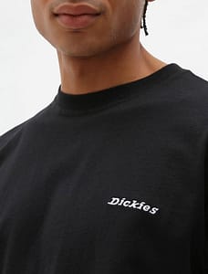 Dickies Loretto T-shirt Black er en klassisk t-shirt med rund hals og Dickies logobroderi på brystet